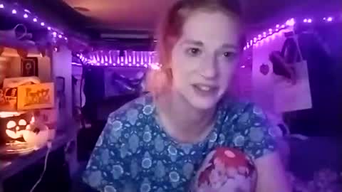 Snapshot of lesleygumgrass chatting on 10/25/25, 07:05 LesleyGumGrass- The Boring Trans girl online show from 10/25/25, 07:05