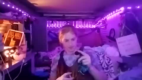 Snapshot of lesleygumgrass chatting on 10/26/25, 02:28 LesleyGumGrass- The Boring Trans girl online show from 10/26/25, 02:28