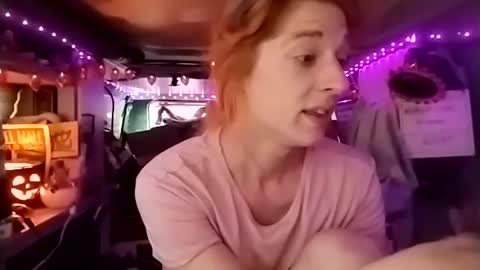 Snapshot of lesleygumgrass chatting on 10/27/25, 02:43 LesleyGumGrass- The Boring Trans girl online show from 10/27/25, 02:43