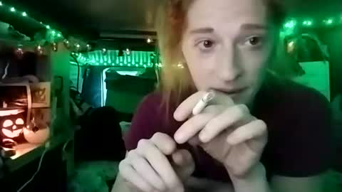 Snapshot of lesleygumgrass chatting on 10/28/25, 08:44 LesleyGumGrass- The Boring Trans girl online show from 10/28/25, 08:44