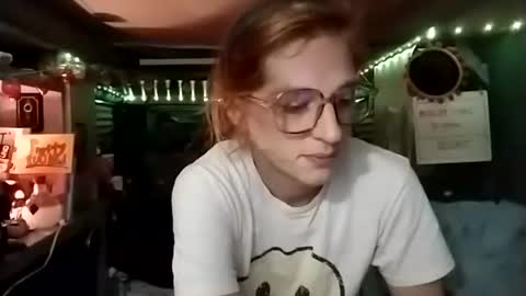 Snapshot of lesleygumgrass chatting on 11/18/25, 11:59 LesleyGumGrass- The Boring Trans girl online show from 11/18/25, 11:59