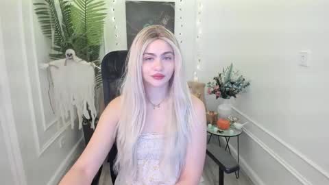 lesliemineg online show from 10/16/25, 11:22