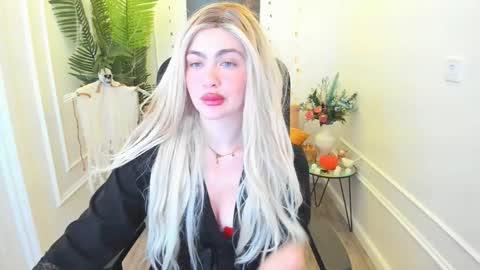 lesliemineg online show from 10/22/25, 11:54