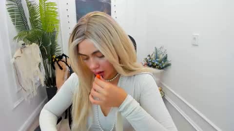 lesliemineg online show from 10/30/25, 07:58