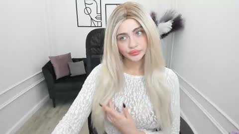 lesliemineg online show from 11/12/25, 11:43