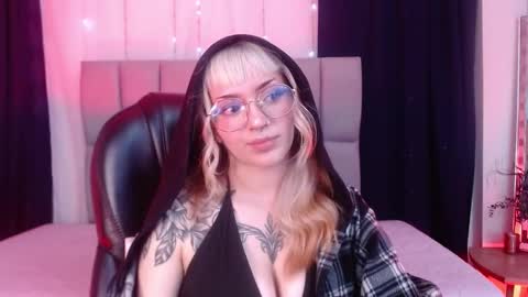 Snapshot of lessboobs_gh chatting on 02/05/25, 02:59 Less online show from 02/05/25, 02:59