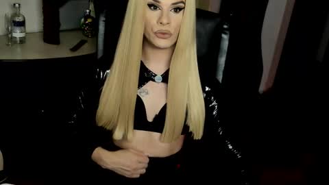 Snapshot of lexxymiss chatting on 10/20/25, 08:42 eva lexy you may call me Miss online show from 10/20/25, 08:42