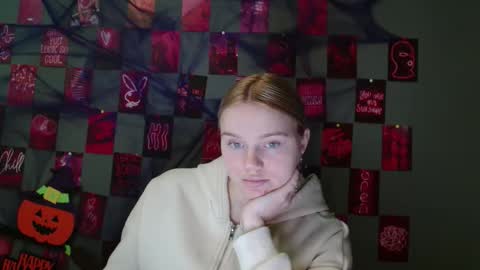 Leyla online show from 10/30/25, 07:43