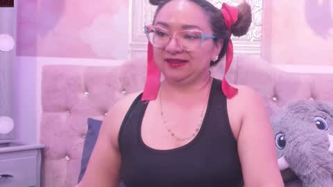 Leyla smithh online show from 10/28/25, 01:03