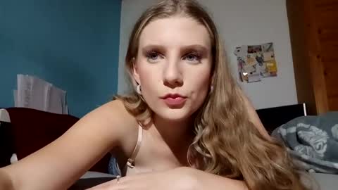 lia06_ online show from 11/21/25, 06:28