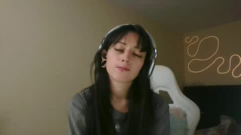 Little Queen Lia  online show from 11/12/25, 10:30