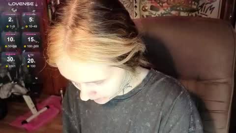 Snapshot of liaaa_li chatting on 10/31/25, 05:36 liaaa_li online show from 10/31/25, 05:36