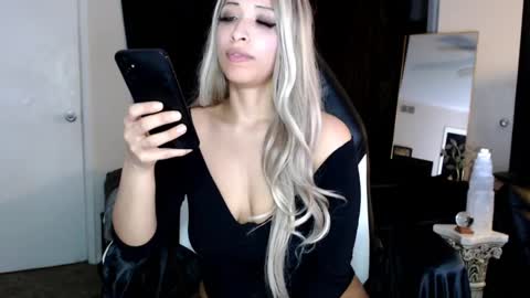 Snapshot of liadivina chatting on 03/12/25, 01:40 Lia Divina online show from 03/12/25, 01:40