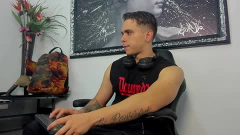 Snapshot of liam_walk chatting on 12/27/24, 08:39 Liam online show from 12/27/24, 08:39