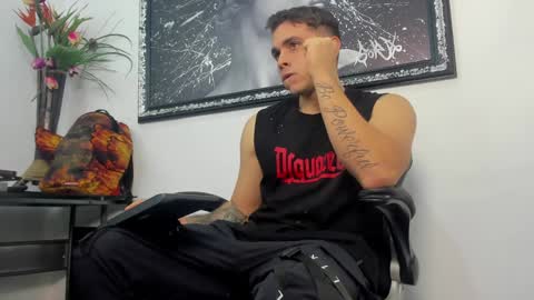 Snapshot of liam_walk chatting on 12/28/24, 02:43 Liam online show from 12/28/24, 02:43
