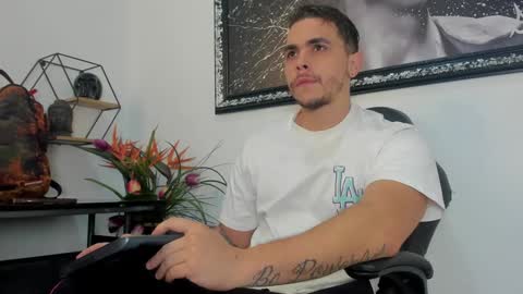 Snapshot of liam_walk chatting on 01/27/25, 12:05 Liam online show from 01/27/25, 12:05
