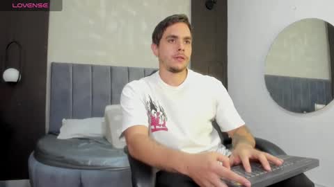 Snapshot of liam_walk chatting on 03/12/25, 08:20 Liam online show from 03/12/25, 08:20