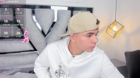 lianfox_ online show from 11/01/25, 03:58