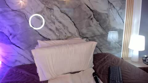 Lia Tompson online show from 11/11/25, 09:37