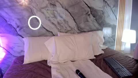 Lia Tompson online show from 11/12/25, 07:57