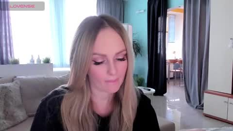 Snapshot of libby_nora chatting on 03/11/25, 11:12 Libby online show from 03/11/25, 11:12