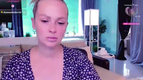 Snapshot of libby_nora chatting on 09/14/25, 09:19 Libby online show from 09/14/25, 09:19
