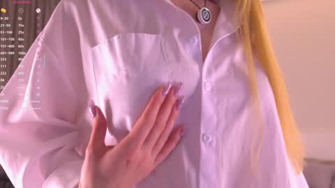 Snapshot of libbyshepard chatting on 11/18/25, 03:27 Elena online show from 11/18/25, 03:27