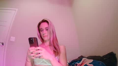 Snapshot of lickmehere69 chatting on 10/07/25, 11:02 Summer Skye online show from 10/07/25, 11:02