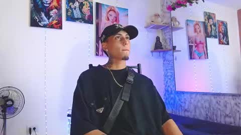 Snapshot of liiaam_lee_ chatting on 10/20/25, 10:21 Daniel online show from 10/20/25, 10:21