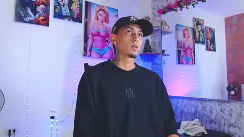 Snapshot of liiaam_lee_ chatting on 10/25/25, 01:07 Daniel online show from 10/25/25, 01:07