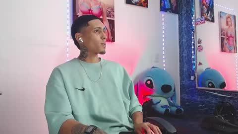 Snapshot of liiaam_lee_ chatting on 10/28/25, 02:42 Daniel online show from 10/28/25, 02:42