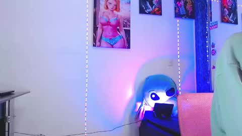 Snapshot of liiaam_lee_ chatting on 11/12/25, 05:35 Daniel online show from 11/12/25, 05:35