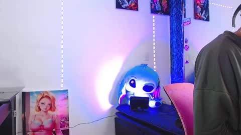 Snapshot of liiaam_lee_ chatting on 11/14/25, 02:49 Daniel online show from 11/14/25, 02:49