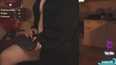 likaaberry online show from 10/28/25, 03:14