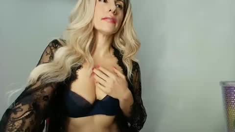 Mia                   Onlyfans link -  online show from 12/15/24, 04:29