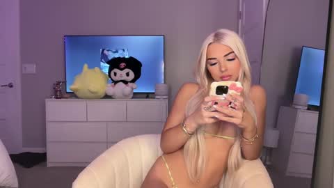 Snapshot of lilbbyliv chatting on 09/19/25, 12:56 lilbbyliv online show from 09/19/25, 12:56