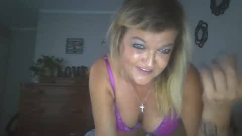 Snapshot of lilblonde412 chatting on 09/16/25, 11:22 lilblonde412 online show from 09/16/25, 11:22