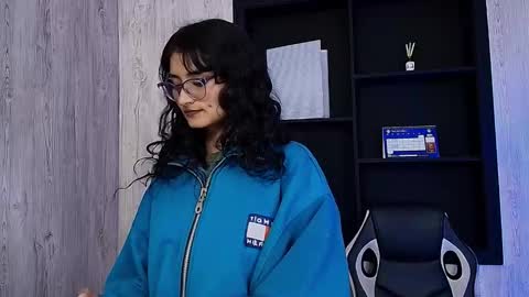 lili_clan online show from 11/25/25, 05:18