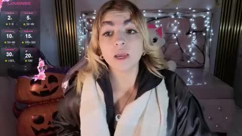 Lili online show from 10/19/25, 03:40