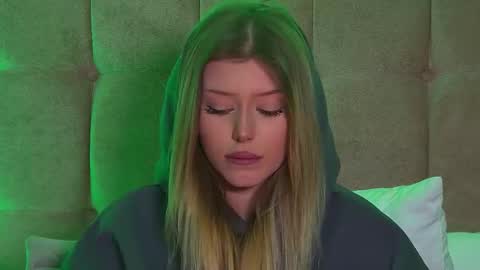 Mia online show from 02/21/25, 04:26