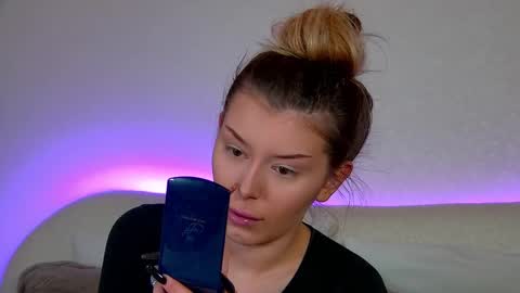 Mia online show from 03/10/25, 06:38