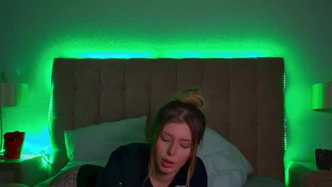 Mia online show from 03/11/25, 04:29