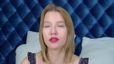 LiliLinn online show from 10/13/25, 06:13