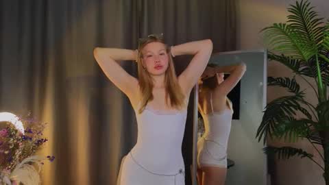 Snapshot of lililok101 chatting on 10/13/25, 02:11 lililok101 online show from 10/13/25, 02:11