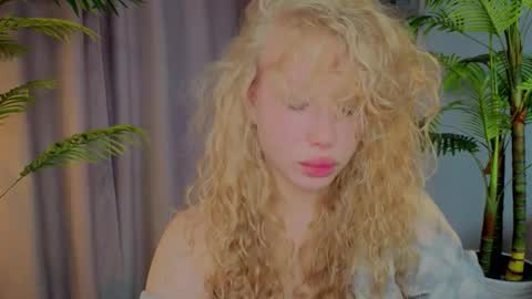 Snapshot of lililok101 chatting on 11/20/25, 02:34 lililok101 online show from 11/20/25, 02:34