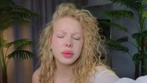 Snapshot of lililok101 chatting on 11/25/25, 02:22 lililok101 online show from 11/25/25, 02:22