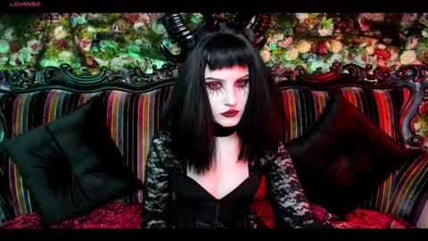 lilit_el_ online show from 10/31/25, 10:33