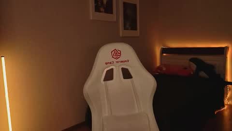 OLIVIAPVT IS OPEN online show from 11/18/25, 08:41