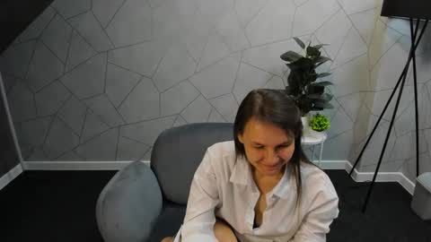 lillian_white1 online show from 12/06/24, 10:27
