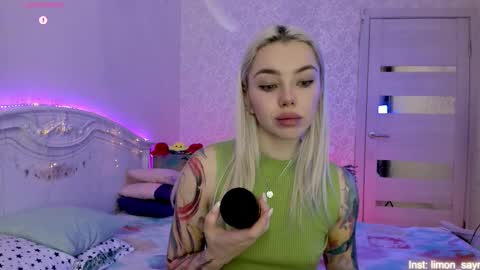 Snapshot of lillimooore chatting on 10/17/25, 11:40 LilliMoore online show from 10/17/25, 11:40